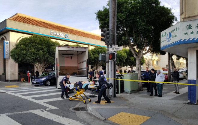 Xe tải lao vào người đi bộ ở San Francisco